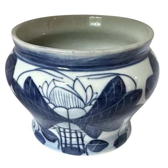 Vintage Hand-Painted Ceramic Chinoiserie Blue & White Lotus Bowl / Potpourri Pot - Picture 4 of 14